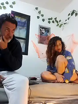 Snapshot of jeans_and_emma chatting on 10.27.25 jeans and emma online show from 10.27.25