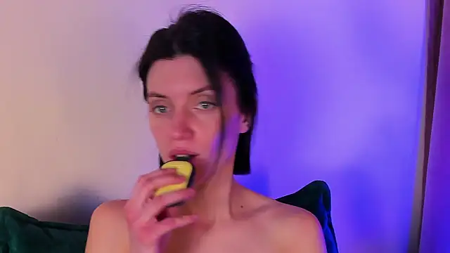 roxy riot  online show from 02.09.25