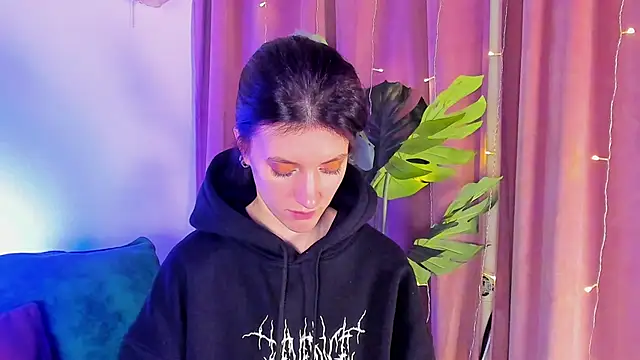 roxy riot  online show from 02.15.25