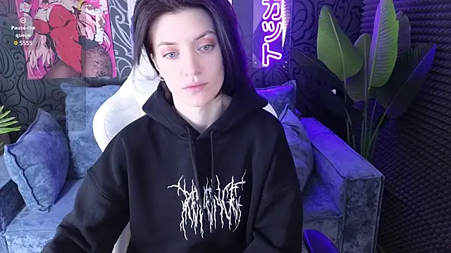 roxy riot  online show from 02.17.25