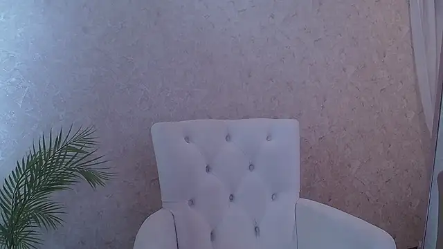 roxy riot  online show from 03.04.25