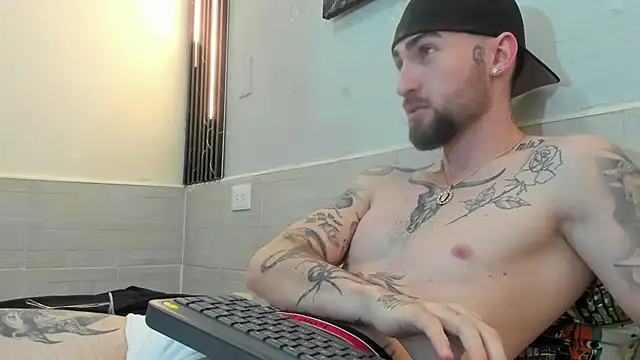 Snapshot of Luke_davis01 chatting on 02.11.25 Luke davis01 online show from 02.11.25