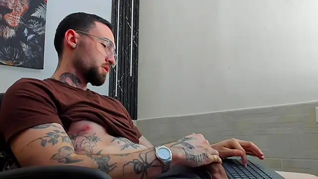 Snapshot of Luke_davis01 chatting on 02.15.25 Luke davis01 online show from 02.15.25