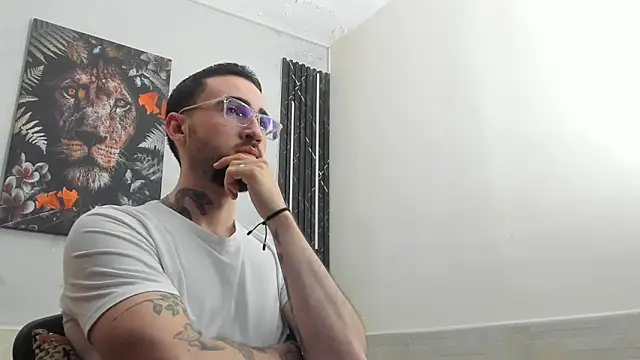 Snapshot of Luke_davis01 chatting on 02.19.25 Luke davis01 online show from 02.19.25
