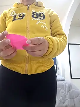 Saori Sann  online show from 09.17.25