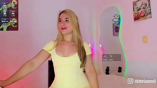 Snapshot of Vickyallien chatting on 09.29.25 Vickyallien online show from 09.29.25