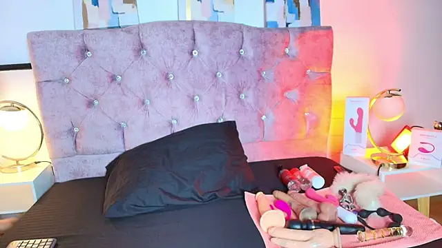 Skye Moore online show from 09.12.25