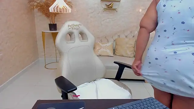 Snapshot of BBW_CINDY chatting on 02.21.25 BBW CINDY online show from 02.21.25