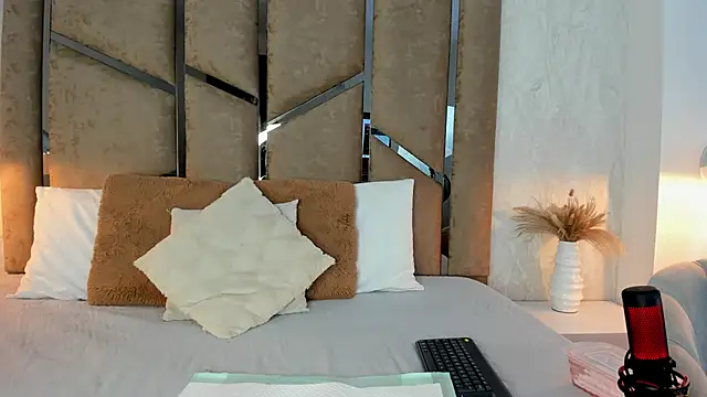 Giselle Lauren online show from 09.17.25