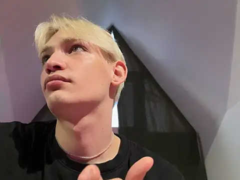 Julian wins online show from 02.08.25