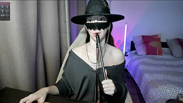 Snapshot of holyharlot chatting on 03.11.25 holyharlot online show from 03.11.25