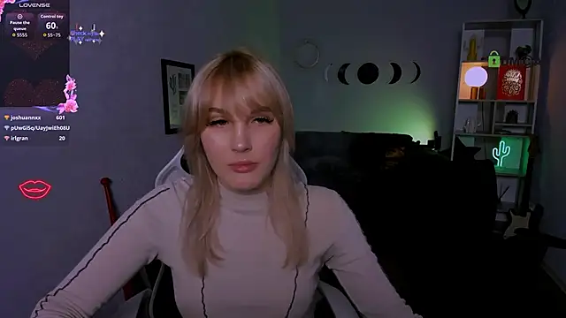 Snapshot of catherine_kitty chatting on 10.02.25 catherine kitty online show from 10.02.25