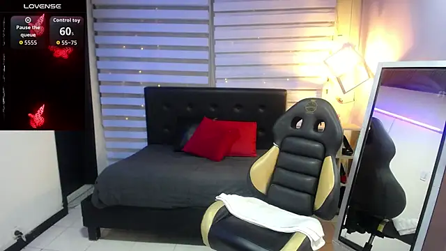 Snapshot of Cute_Angell_ chatting on 10.21.25 Cute Angell  online show from 10.21.25