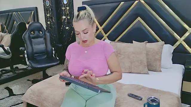 SophieWinsloow online show from 04.14.26