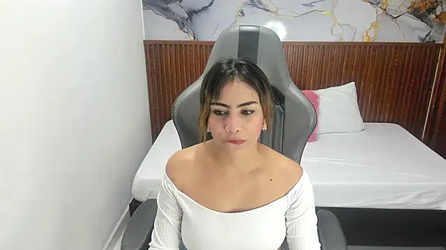 Holly 22 online show from 11.18.25