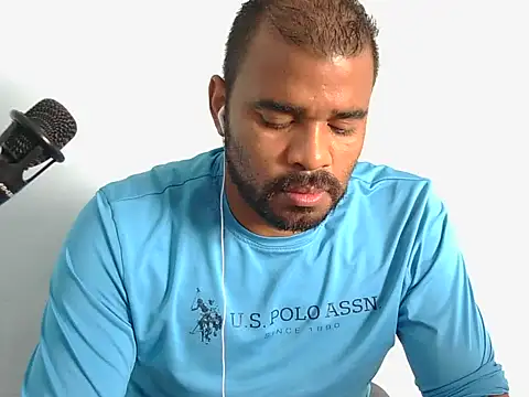 Snapshot of YOX22 chatting on 11.25.25 YOX22 online show from 11.25.25