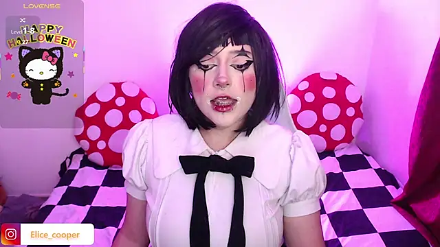 Snapshot of Elice_cooper_ chatting on 10.31.25 Elice cooper online show from 10.31.25