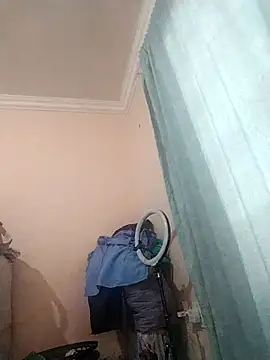 Snapshot of prettiechanti chatting on 10.14.25 prettiechanti online show from 10.14.25