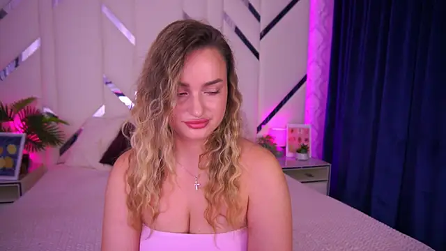 Snapshot of LindsieGreyy chatting on 10.19.25 LindsieGreyy online show from 10.19.25