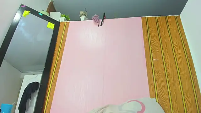 Snapshot of camilagreeco chatting on 10.05.25 camilagreeco online show from 10.05.25