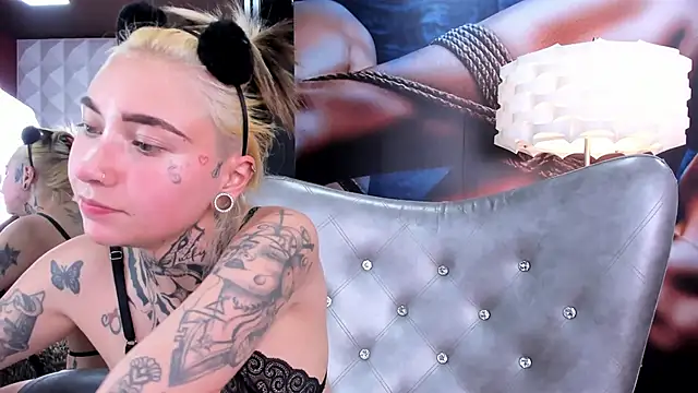 Snapshot of miss___angel chatting on 02.11.25 miss   angel online show from 02.11.25