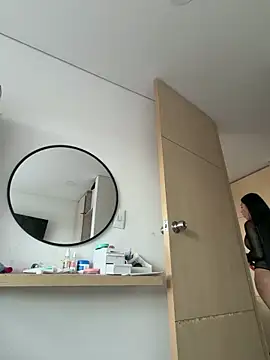 Snapshot of KarolVega- chatting on 11.12.25 KarolVega- online show from 11.12.25