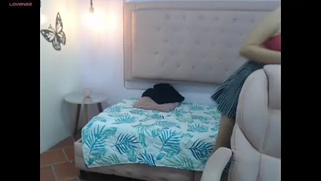 Snapshot of honnielane chatting on 02.14.25 honnielane online show from 02.14.25