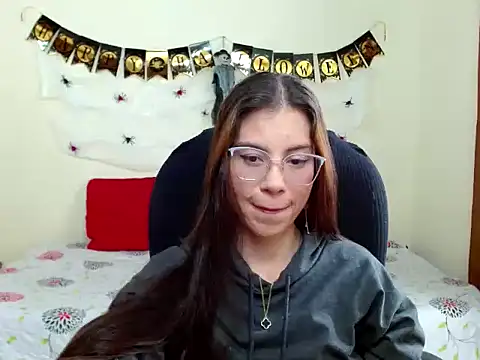 Snapshot of veronicamiller22 chatting on 10.08.25 veronicamiller22 online show from 10.08.25