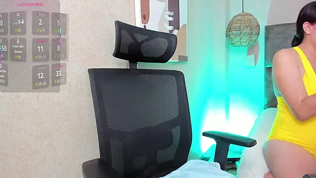 Snapshot of elizabeth_20 chatting on 10.21.25 elizabeth 20 online show from 10.21.25