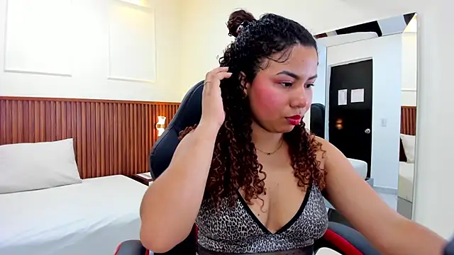 Snapshot of MELINAMARTINS chatting on 02.18.25 MELINAMARTINS online show from 02.18.25