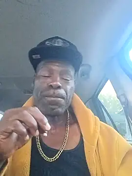 Snapshot of birdg chatting on 09.27.25 birdg online show from 09.27.25