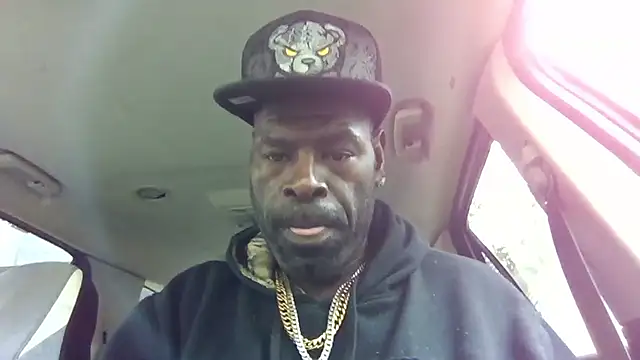 Snapshot of birdg chatting on 10.12.25 birdg online show from 10.12.25