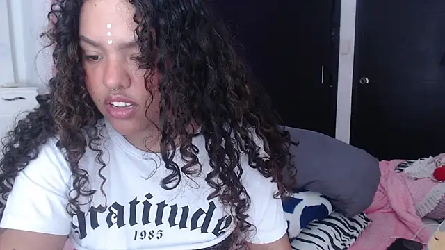 Snapshot of Anitta_bell chatting on 02.14.25 Anitta bell online show from 02.14.25