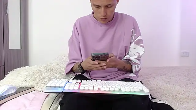 Snapshot of duo_peludoo chatting on 10.28.25 duo peludoo online show from 10.28.25