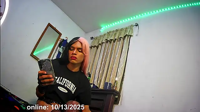 Snapshot of Fhrankie_xxl chatting on 10.13.25 Fhrankie xxl online show from 10.13.25