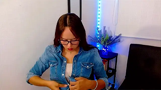 Snapshot of Emilybateee chatting on 02.20.25 Emilybateee online show from 02.20.25