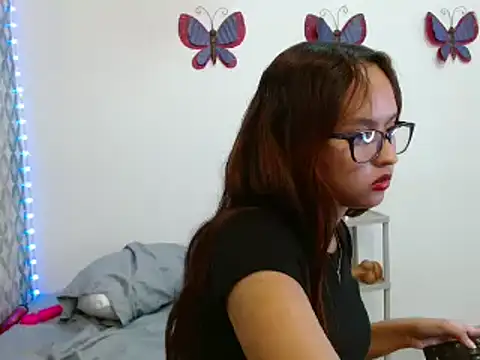 Snapshot of Emilybateee chatting on 03.07.25 Emilybateee online show from 03.07.25