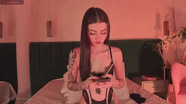 Snapshot of Giselle_royy chatting on 06.25.26 Giselle royy online show from 06.25.26