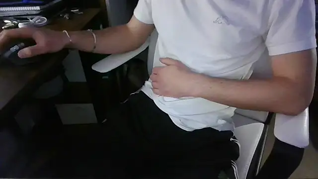 Manuhot001 online show from 03.17.25