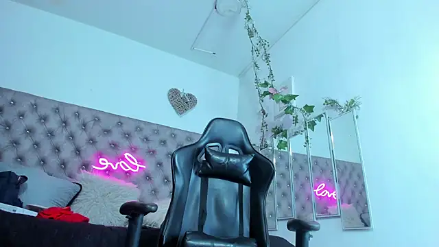 Naomii Viper online show from 10.15.25