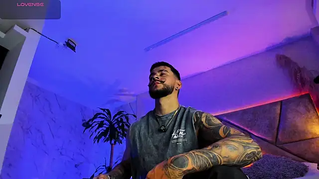 Snapshot of DickGriffith_ chatting on 10.04.25 DickGriffith online show from 10.04.25