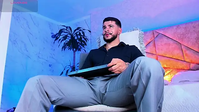 Snapshot of DickGriffith_ chatting on 10.12.25 DickGriffith online show from 10.12.25