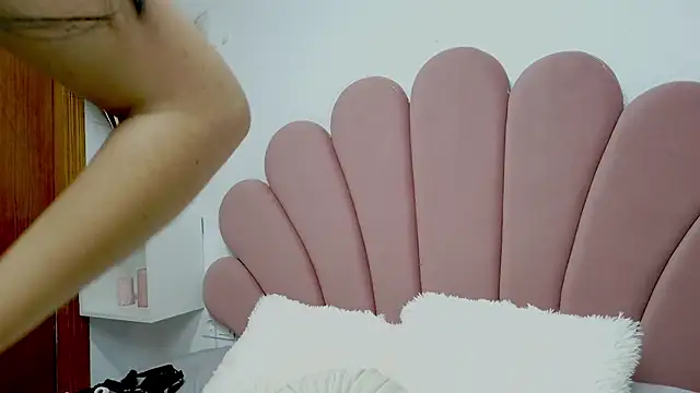 Snapshot of ScarlletRays chatting on 02.19.25 ScarlletRays online show from 02.19.25