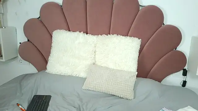 Snapshot of ScarlletRays chatting on 02.28.25 ScarlletRays online show from 02.28.25