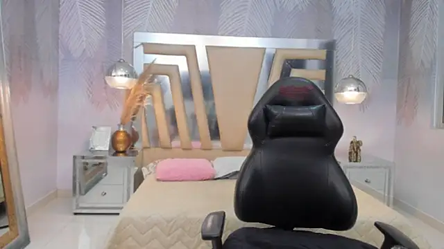 Layla palmer online show from 02.15.25