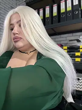 Snapshot of Eliaden chatting on 10.10.25 Eliaden online show from 10.10.25