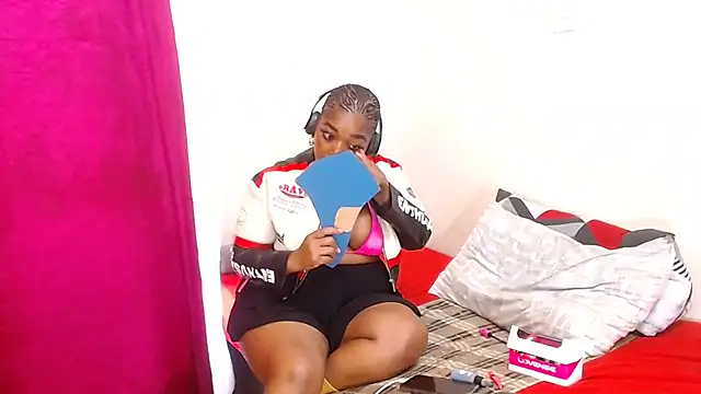 CurvyCutiexx94 online show from 10.24.25