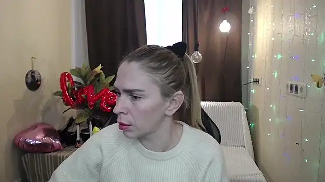 Snapshot of TessaDaybreak chatting on 02.18.25 TessaDaybreak online show from 02.18.25