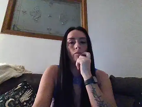 Snapshot of Layla_Gilf_Mae chatting on 02.21.25 Layla Gilf Mae online show from 02.21.25