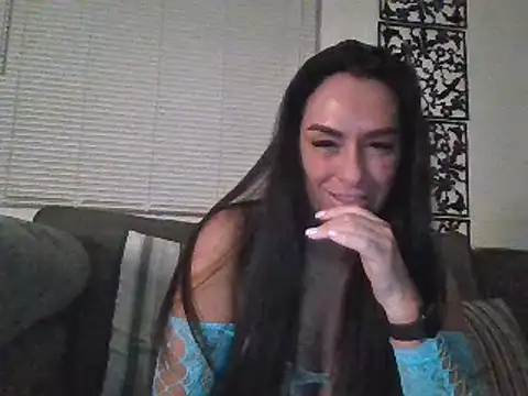 Snapshot of Layla_Gilf_Mae chatting on 03.01.25 Layla Gilf Mae online show from 03.01.25